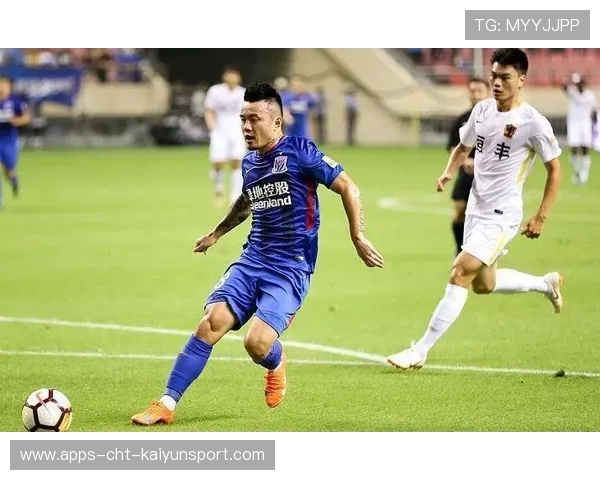 国足球星夜晚独自散步被记者偶遇